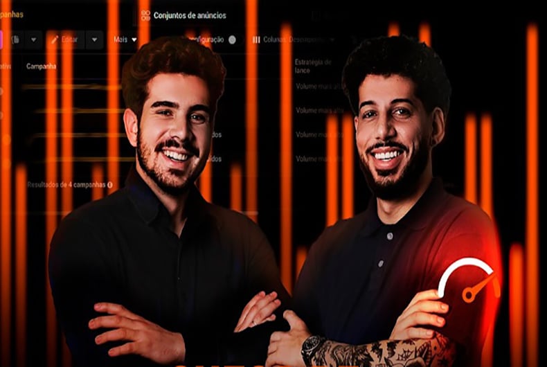 Dois homens sorridentes posando em frente a gráficos digitais de campanhas online
