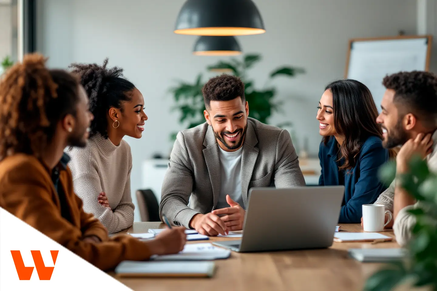Equipe de marketing reunida em ambiente corporativo discutindo estratégias de autoridade digital