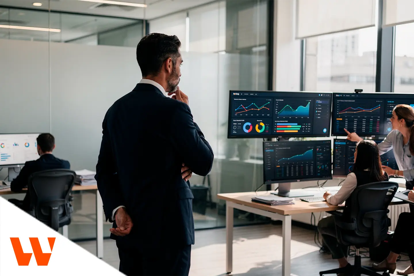 Executivo analisando dashboards enquanto avalia contratar gestor de tráfego ou agência para escalar resultados.